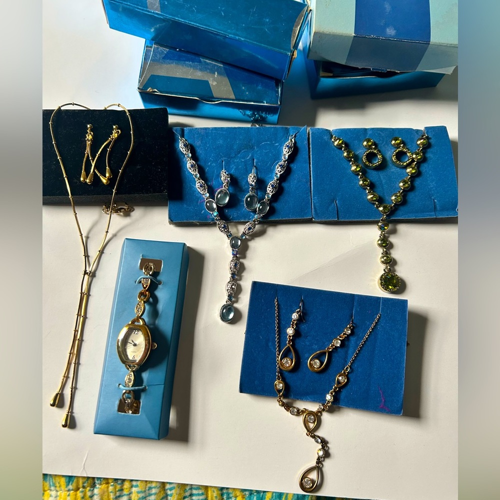 Vintage Avon necklace sets in original boxes All for $80 
Or $25 each